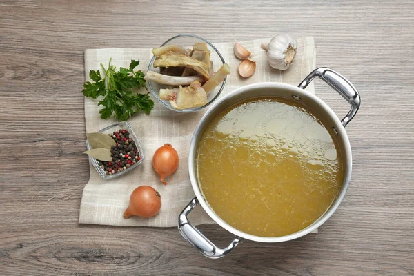 Köstliche Hausgemachte Knochenbrühe Und Zutaten Auf Weißem Holztisch Flach Gelegt — Stockfoto