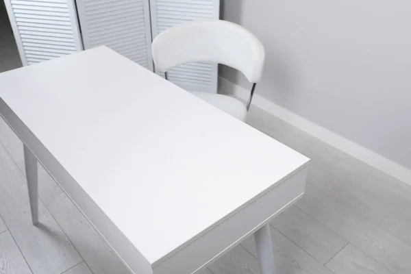 Local Trabalho Elegante Com Mesa Branca Cadeira Confortável Dentro Casa — Fotografia de Stock