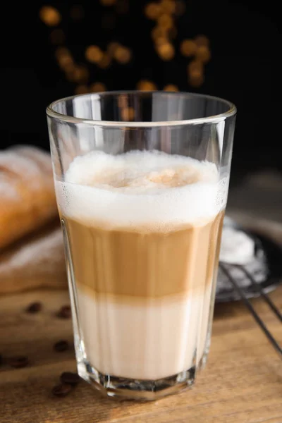 Heerlijke Latte Macchiato Croissant Koffiebonen Houten Tafel Close — Stockfoto