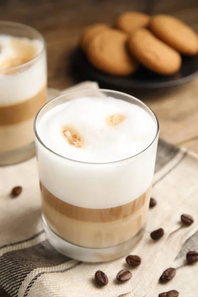 Latte Macchiato Lezat Dan Biji Kopi Atas Meja Kayu — Stok Foto