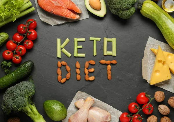 Worte Keto Diet Aus Produkten Die Von Anderen Lebensmitteln Umgeben — Stockfoto