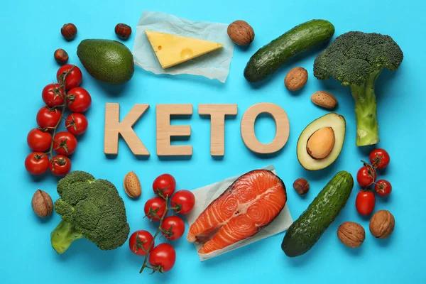 Word Keto Aus Holzbuchstaben Und Verschiedenen Produkten Auf Hellblauem Hintergrund — Stockfoto