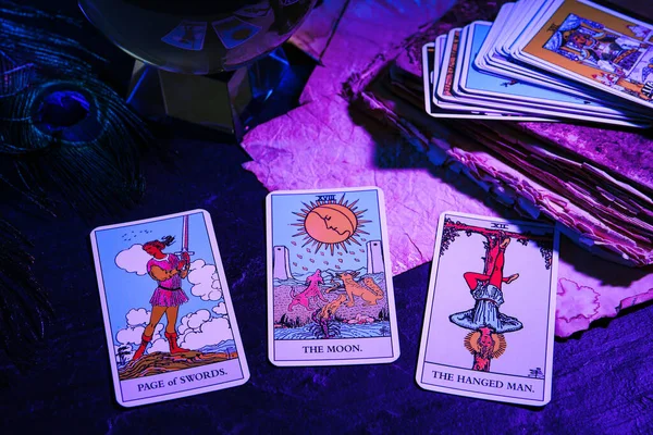 페이지 테이블 Hanged Man Moon Tarot 색깔을 — 스톡 사진