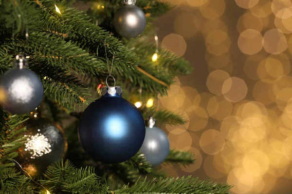 Hermosas Bolas Colgando Árbol Navidad Contra Las Luces Borrosas Festivas —  Fotos de Stock