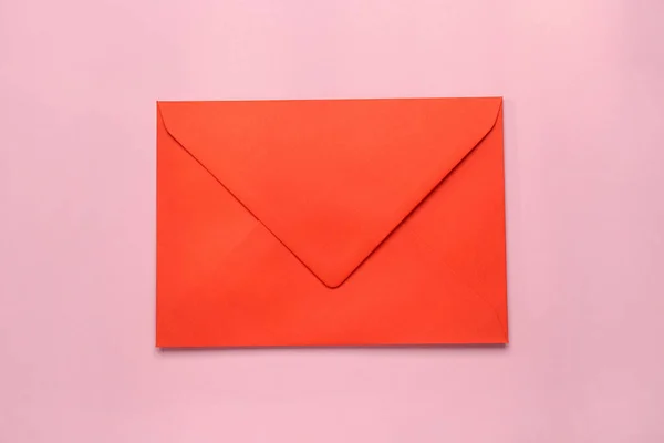 Rode Envelop Roze Achtergrond Bovenaanzicht — Stockfoto