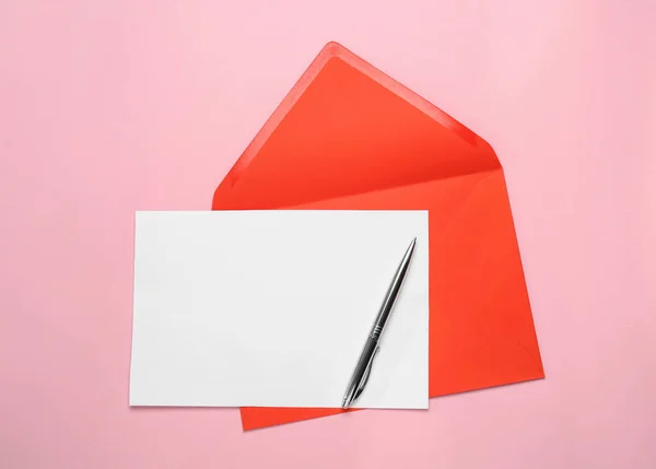 Envelope Vermelho Com Letra Branco Caneta Sobre Fundo Rosa Vista — Fotografia de Stock