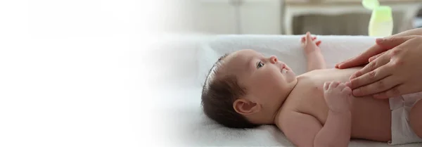 Madre Masajeando Lindo Bebé Con Aceite Interior Primer Plano Diseño — Foto de Stock