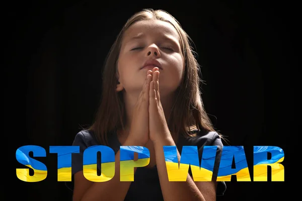 Kleines Mädchen Betet Auf Schwarzem Hintergrund Krieg Der Ukraine Beenden — Stockfoto