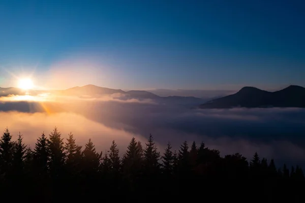 Sonne Über Nebligem Herbstwald Den Bergen Drohnenfotografie — Stockfoto