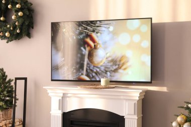 Noel için dekore edilmiş modern televizyon ışık duvarında.