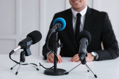 İş adamı resmi etkinlikte röportaj veriyor, yakın çekim.