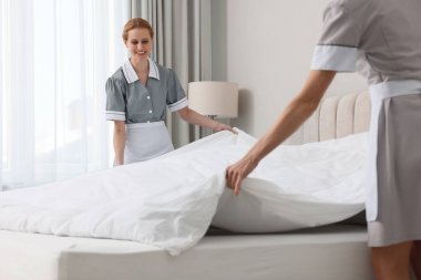 Profesyonel Room'da otel odasında yatak yapma