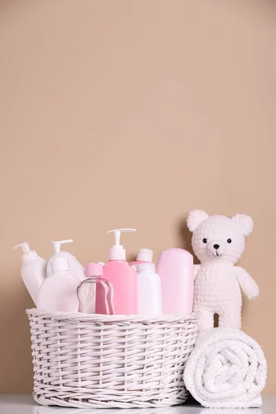 어린이용 화장품 목욕용 액세서리 장난감 바구니가 베이지 배경이 — 스톡 사진