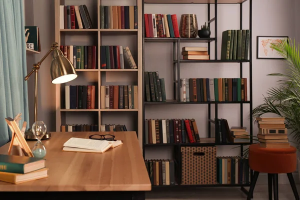 Mesa Madera Colección Diferentes Libros Estantes Biblioteca Del Hogar —  Fotos de Stock