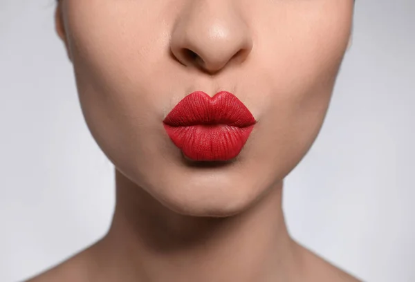 Junge Frau Mit Schönen Lippen Make Auf Hellem Hintergrund Nahaufnahme — Stockfoto