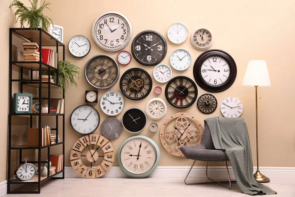 Interior Elegante Quarto Com Coleção Relógios Parede — Fotografia de Stock