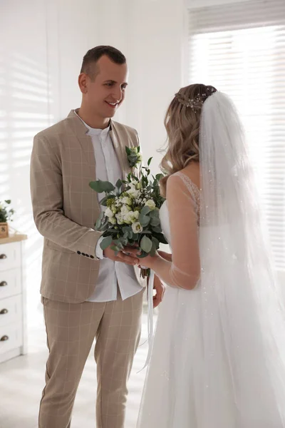Glücklicher Bräutigam Und Braut Mit Blumenstrauß Drinnen Hochzeitstag — Stockfoto