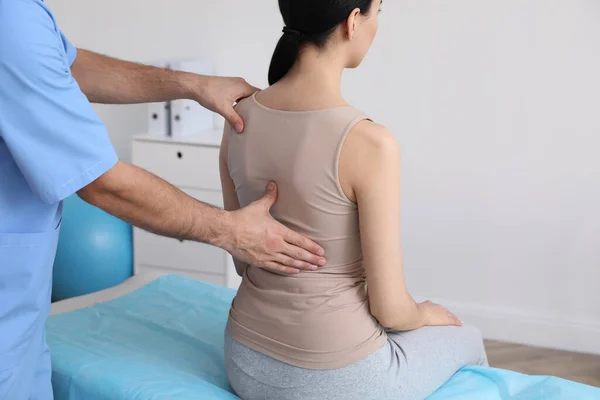 Ortopedista Examinando Espalda Mujer Clínica Primer Plano Tratamiento Escoliosis —  Fotos de Stock