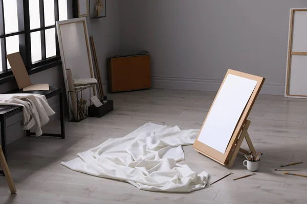 Stijlvolle Artist Studio Interieur Met Canvas Witte Stof Penselen — Stockfoto