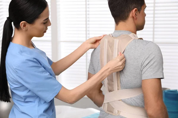 Orthopédiste Aidant Patient Mettre Sur Correcteur Posture Clinique Traitement Scoliose — Photo