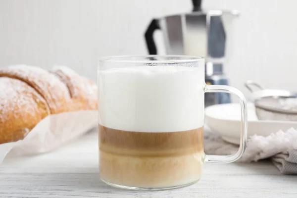 Leckerer Latte Macchiato Und Croissant Auf Weißem Holztisch — Stockfoto