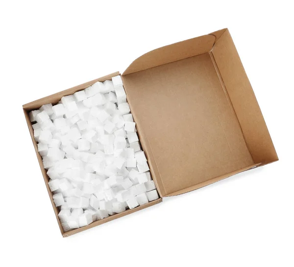 白で隔離された発泡スチロールキューブと段ボール箱 トップビュー — ストック写真