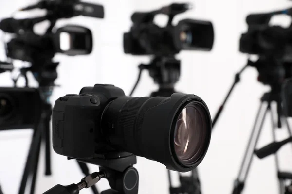 Câmera Vídeo Moderna Dentro Casa Foco Lente Equipamento Mídia Profissional — Fotografia de Stock