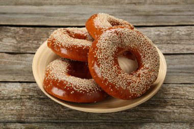 Tahta masada susam tohumlu leziz taze simit.