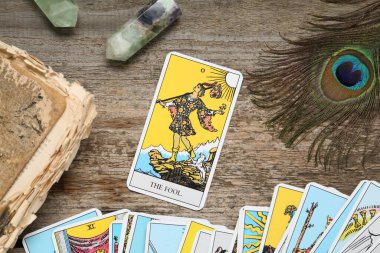 Ahmak ve diğer tarot kartlarıyla ahşap masada düz kompozisyon