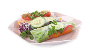 Beyaz üzerine izole edilmiş pirinç kağıtlarına sarılmış lezzetli börekler.