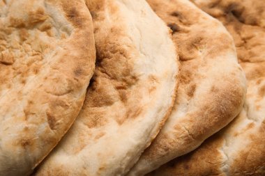 Arka plan olarak lezzetli taze pita ekmeği, yakın plan