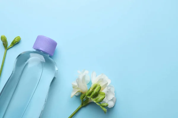 Flasche Babyöl Und Freesiablüten Auf Hellblauem Hintergrund Flach Liegend Raum — Stockfoto