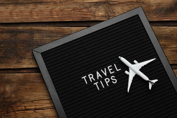 Доска Черных Букв Фразой Travel Tips Toy Plane Wooden Table — стоковое фото