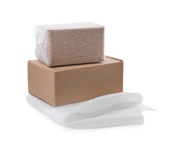 Scatole Cartone Con Involucro Bolle Schiuma Imballaggio Sfondo Bianco — Foto Stock