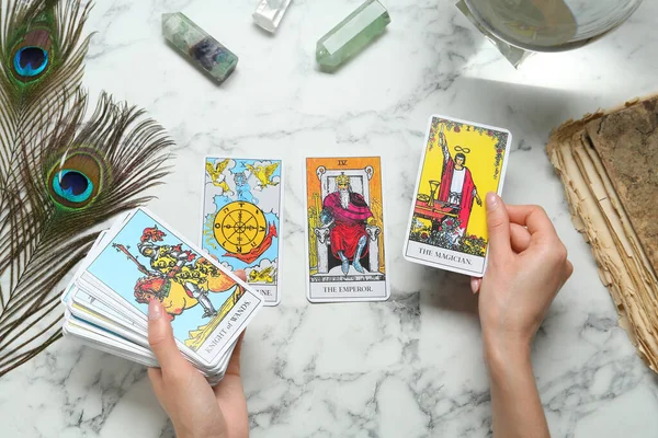 Mujer Con Cartas Del Tarot Mesa Mármol Blanco Vista Superior — Foto de Stock