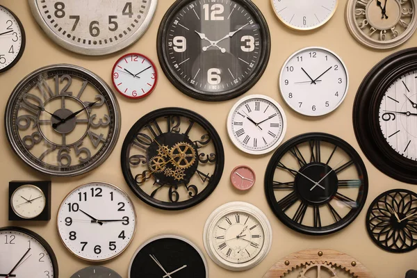 Coleção Relógios Elegantes Parede Bege — Fotografia de Stock