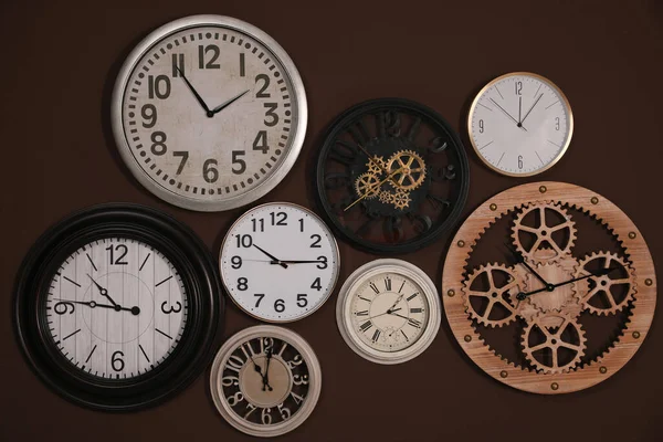 Coleção Relógios Elegantes Parede Marrom — Fotografia de Stock