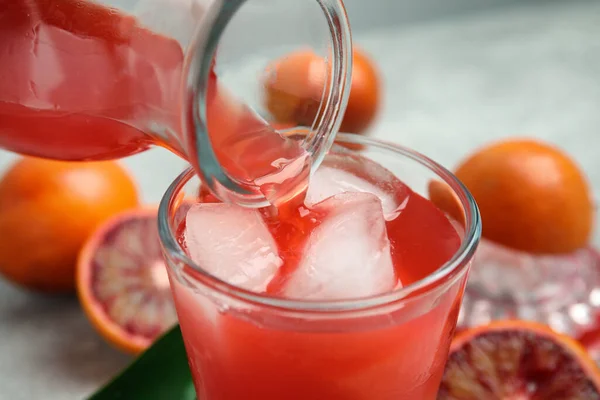Wlewanie Smacznego Sycylijskiego Soku Pomarańczowego Szklanki Zbliżenie — Zdjęcie stockowe