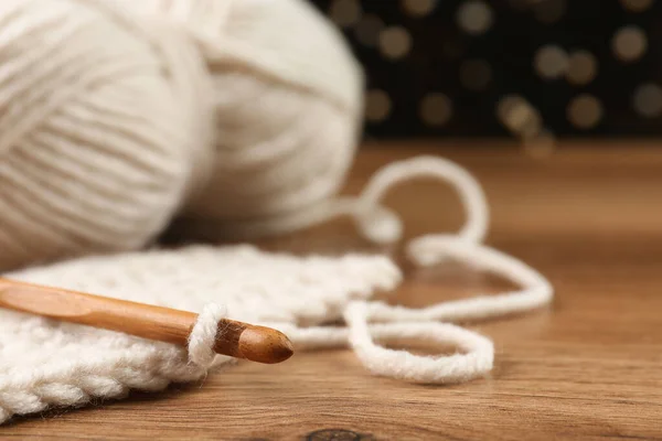 Tricot Crochet Sur Table Bois Contre Les Lumières Floues Gros — Photo