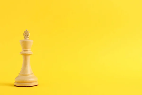 Dřevěný Král Žlutém Pozadí Prostor Pro Text Šachová Figurka — Stock fotografie