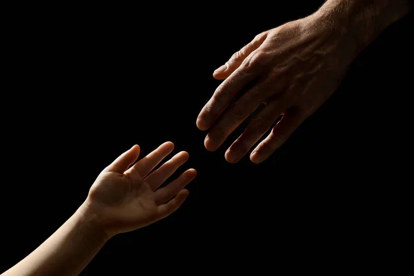 Man Met Kind Zwarte Achtergrond Close Van Handen — Stockfoto