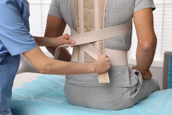 Ortopedista Ajudando Paciente Colocar Corretor Postura Clínica Close Tratamento Escoliose — Fotografia de Stock
