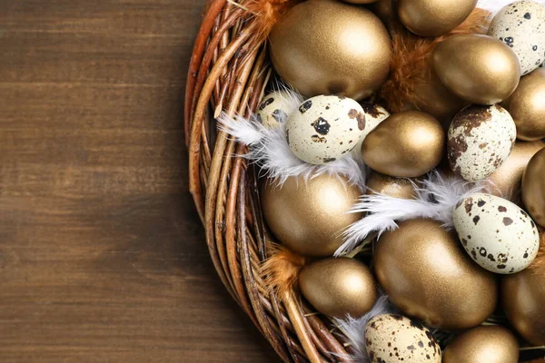 Yuvadaki Birçok Altın Bıldırcın Yumurtası Ahşap Masanın Üstünde Üst Manzara — Stok fotoğraf