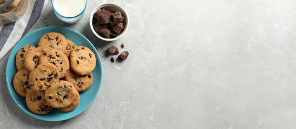 Вкусные Шоколадные Печенья Стакан Молока Серый Мраморный Стол Плоский Лежал — стоковое фото