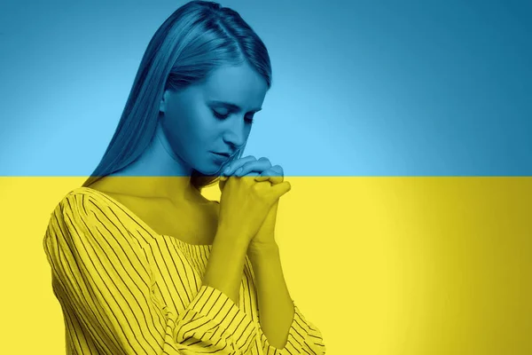 Молитесь Украину Двойное Обнажение Молодой Женщины Молящейся Украинского Национального Флага — стоковое фото