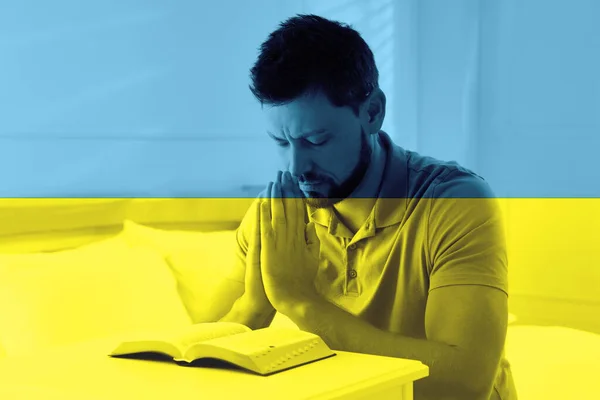 Betet Für Die Ukraine Doppelentblößung Eines Mannes Mit Bibelgebet Raum — Stockfoto