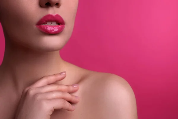 Vista Cerca Mujer Con Hermosos Labios Llenos Sobre Fondo Rosa —  Fotos de Stock