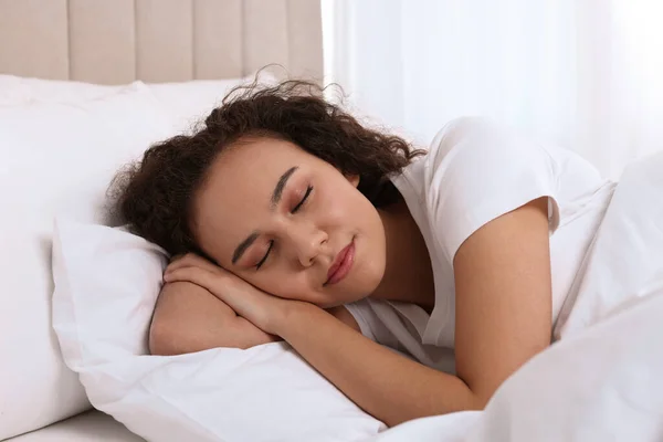 Hermosa Mujer Afroamericana Durmiendo Cama Casa — Foto de Stock