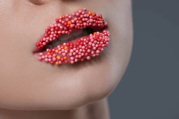 Mujer Joven Con Hermosos Labios Cubiertos Confitería Espolvorea Sobre Fondo — Foto de Stock