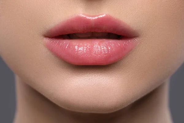 Mujer Joven Con Hermosos Labios Regordetes Primer Plano — Foto de Stock